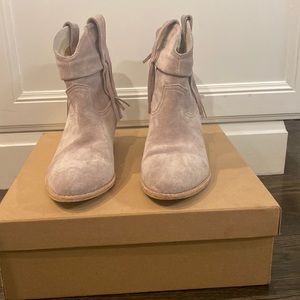 Low ankle pointer toe suede booties